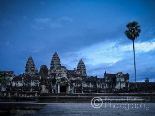 Angkor Wat is the prime example of the classical style of Khmer architecture to which it has given its name, the Angkor Wat style. It combines two basic plans of architecture: a central temple mountain surrounded by a galleried temple.