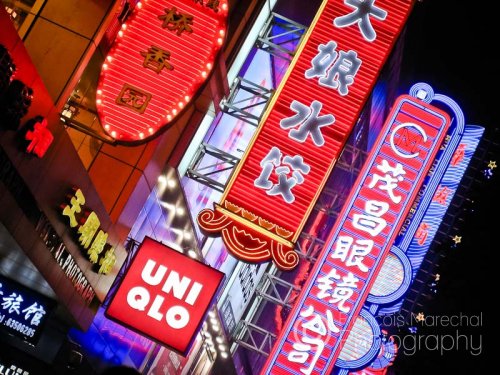 Lined with Western and Chinese retail stores and restaurants, East Nanjing road is one of the busiest street in Shanghai.