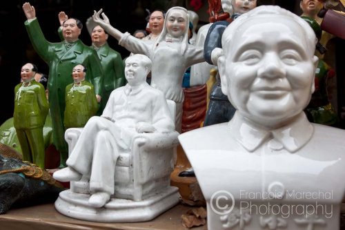 Lots of stalls at the Dongtai Lu antique market are full of these ceramic revolutionary figurines. Foreigner tourists must be very thrilled by taking one home.