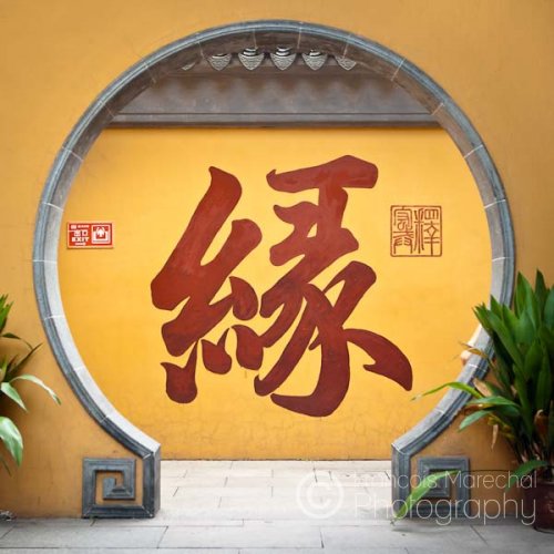 Large round gates are classical features of Chinese architecture.